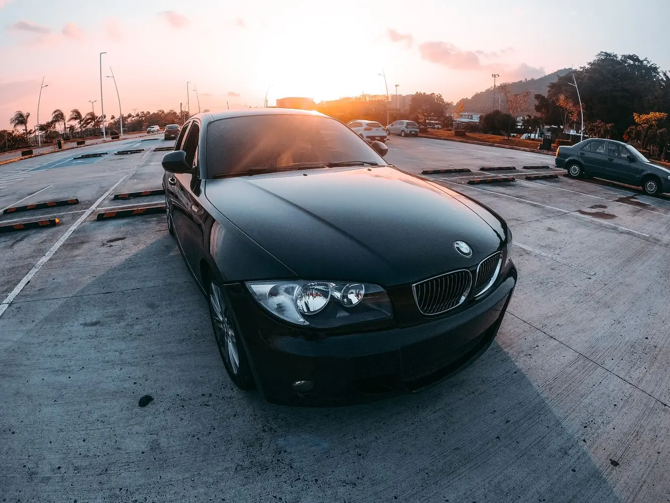 BMW negro fotografiado en exterior