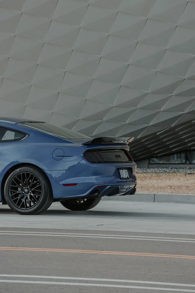 Ford Mustang azul fotografiado en exterior