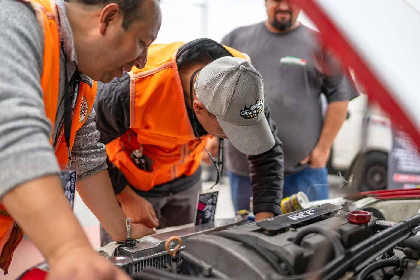 Técnicos revisando el motor de un vehículo